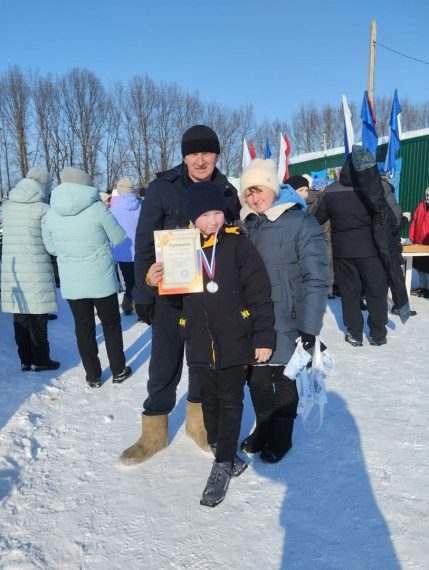 Всей семьей приняли участие в Лыжне России.